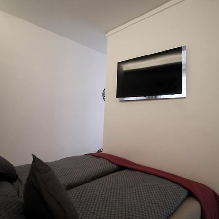 Modern Studio A Belvaros Koezepen Parkoloval- Kata Studioapartman Győr Exterior foto