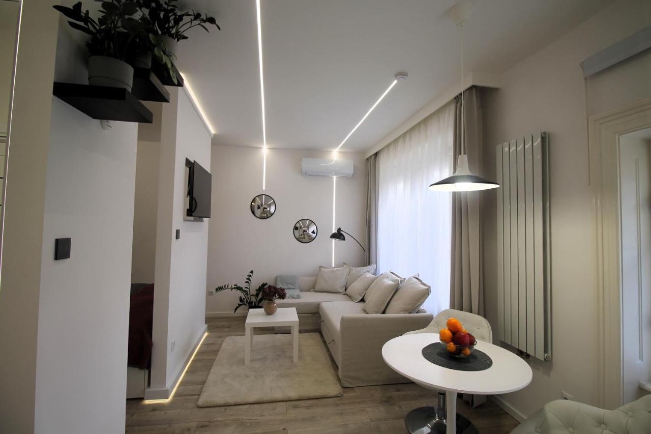 Modern Studio A Belvaros Koezepen Parkoloval- Kata Studioapartman Győr Exterior foto